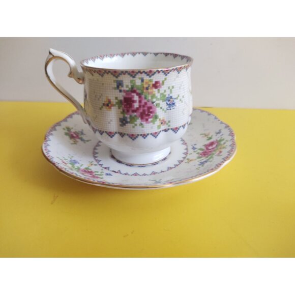 VINTAGE ROYAL ALBERT "Petit Point China" TEACUP & SAUCER SET  ENGLAND - Picture 7 of 14